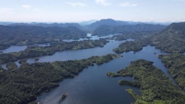 Milford Ses ve Kuşkulu Ses 'in Dağları ve Fiyortları, Yeni Zelanda. Bengoh Vadisi, Sarawak.