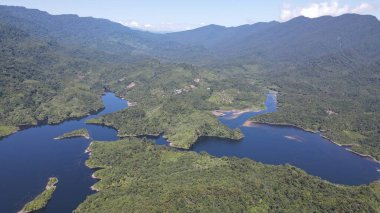Milford Ses ve Kuşkulu Ses 'in Dağları ve Fiyortları, Yeni Zelanda. Bengoh Vadisi, Sarawak.