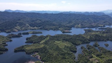 Milford Ses ve Kuşkulu Ses 'in Dağları ve Fiyortları, Yeni Zelanda. Bengoh Vadisi, Sarawak.