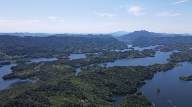 Milford Ses ve Kuşkulu Ses 'in Dağları ve Fiyortları, Yeni Zelanda. Bengoh Vadisi, Sarawak.