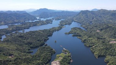 Milford Ses ve Kuşkulu Ses 'in Dağları ve Fiyortları, Yeni Zelanda. Bengoh Vadisi, Sarawak.