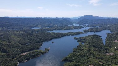 Milford Ses ve Kuşkulu Ses 'in Dağları ve Fiyortları, Yeni Zelanda. Bengoh Vadisi, Sarawak.