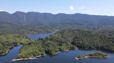 Milford Ses ve Kuşkulu Ses 'in Dağları ve Fiyortları, Yeni Zelanda. Bengoh Vadisi, Sarawak.