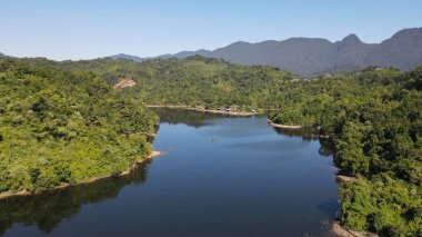 Milford Ses ve Kuşkulu Ses 'in Dağları ve Fiyortları, Yeni Zelanda. Bengoh Vadisi, Sarawak.