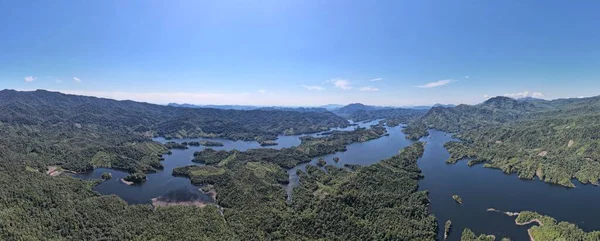 Milford Ses ve Kuşkulu Ses 'in Dağları ve Fiyortları, Yeni Zelanda. Bengoh Vadisi, Sarawak.
