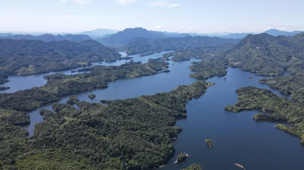 Milford Ses ve Kuşkulu Ses 'in Dağları ve Fiyortları, Yeni Zelanda. Bengoh Vadisi, Sarawak.