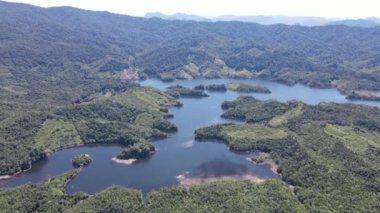 Milford Ses ve Kuşkulu Ses 'in Dağları ve Fiyortları, Yeni Zelanda. Bengoh Vadisi, Sarawak.
