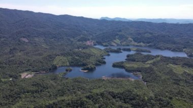 Milford Ses ve Kuşkulu Ses 'in Dağları ve Fiyortları, Yeni Zelanda. Bengoh Vadisi, Sarawak.