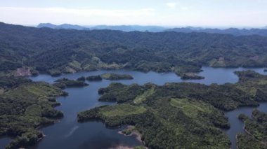 Milford Ses ve Kuşkulu Ses 'in Dağları ve Fiyortları, Yeni Zelanda. Bengoh Vadisi, Sarawak.