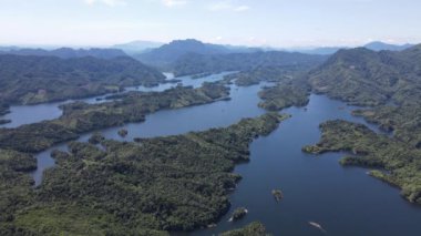 Milford Ses ve Kuşkulu Ses 'in Dağları ve Fiyortları, Yeni Zelanda. Bengoh Vadisi, Sarawak.