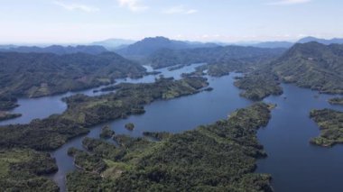 Milford Ses ve Kuşkulu Ses 'in Dağları ve Fiyortları, Yeni Zelanda. Bengoh Vadisi, Sarawak.