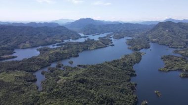 Milford Ses ve Kuşkulu Ses 'in Dağları ve Fiyortları, Yeni Zelanda. Bengoh Vadisi, Sarawak.