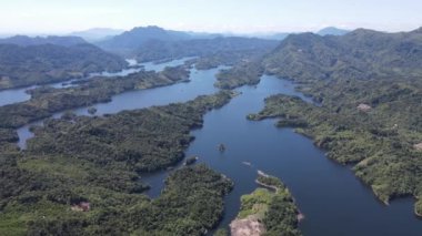 Milford Ses ve Kuşkulu Ses 'in Dağları ve Fiyortları, Yeni Zelanda. Bengoh Vadisi, Sarawak.