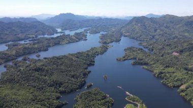 Milford Ses ve Kuşkulu Ses 'in Dağları ve Fiyortları, Yeni Zelanda. Bengoh Vadisi, Sarawak.