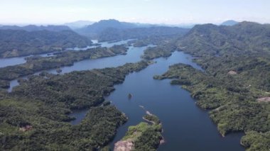 Milford Ses ve Kuşkulu Ses 'in Dağları ve Fiyortları, Yeni Zelanda. Bengoh Vadisi, Sarawak.