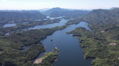 Milford Ses ve Kuşkulu Ses 'in Dağları ve Fiyortları, Yeni Zelanda. Bengoh Vadisi, Sarawak.