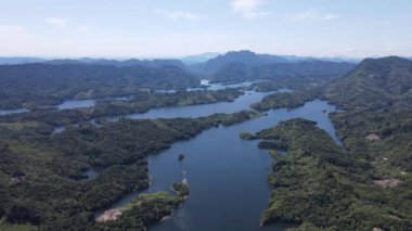 Milford Ses ve Kuşkulu Ses 'in Dağları ve Fiyortları, Yeni Zelanda. Bengoh Vadisi, Sarawak.