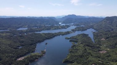 Milford Ses ve Kuşkulu Ses 'in Dağları ve Fiyortları, Yeni Zelanda. Bengoh Vadisi, Sarawak.