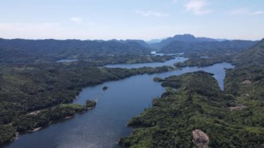 Milford Ses ve Kuşkulu Ses 'in Dağları ve Fiyortları, Yeni Zelanda. Bengoh Vadisi, Sarawak.