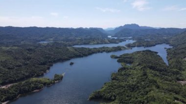 Milford Ses ve Kuşkulu Ses 'in Dağları ve Fiyortları, Yeni Zelanda. Bengoh Vadisi, Sarawak.