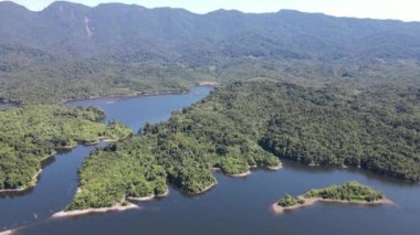 Milford Ses ve Kuşkulu Ses 'in Dağları ve Fiyortları, Yeni Zelanda. Bengoh Vadisi, Sarawak.