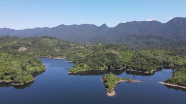 Milford Ses ve Kuşkulu Ses 'in Dağları ve Fiyortları, Yeni Zelanda. Bengoh Vadisi, Sarawak.