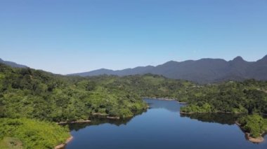 Milford Ses ve Kuşkulu Ses 'in Dağları ve Fiyortları, Yeni Zelanda. Bengoh Vadisi, Sarawak.