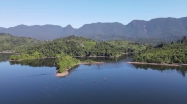 Milford Ses ve Kuşkulu Ses 'in Dağları ve Fiyortları, Yeni Zelanda. Bengoh Vadisi, Sarawak.