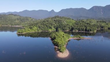 Milford Ses ve Kuşkulu Ses 'in Dağları ve Fiyortları, Yeni Zelanda. Bengoh Vadisi, Sarawak.