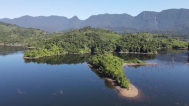 Milford Ses ve Kuşkulu Ses 'in Dağları ve Fiyortları, Yeni Zelanda. Bengoh Vadisi, Sarawak.