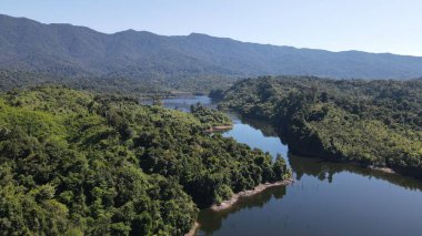 Milford Ses ve Kuşkulu Ses 'in Dağları ve Fiyortları, Yeni Zelanda. Bengoh Vadisi, Sarawak.