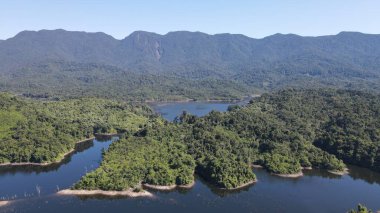 Milford Ses ve Kuşkulu Ses 'in Dağları ve Fiyortları, Yeni Zelanda. Bengoh Vadisi, Sarawak.