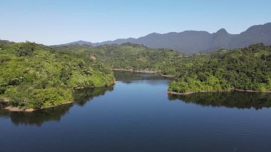 Milford Ses ve Kuşkulu Ses 'in Dağları ve Fiyortları, Yeni Zelanda. Bengoh Vadisi, Sarawak.