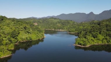 Milford Ses ve Kuşkulu Ses 'in Dağları ve Fiyortları, Yeni Zelanda. Bengoh Vadisi, Sarawak.