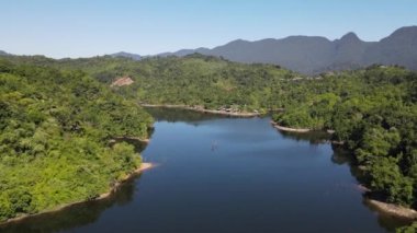 Milford Ses ve Kuşkulu Ses 'in Dağları ve Fiyortları, Yeni Zelanda. Bengoh Vadisi, Sarawak.