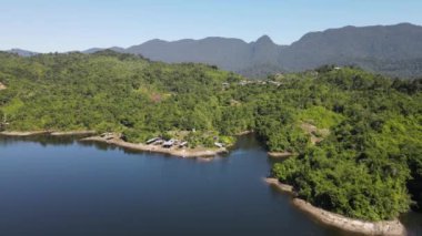 Milford Ses ve Kuşkulu Ses 'in Dağları ve Fiyortları, Yeni Zelanda. Bengoh Vadisi, Sarawak.
