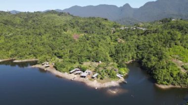 Milford Ses ve Kuşkulu Ses 'in Dağları ve Fiyortları, Yeni Zelanda. Bengoh Vadisi, Sarawak.