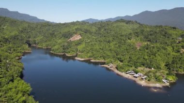 Milford Ses ve Kuşkulu Ses 'in Dağları ve Fiyortları, Yeni Zelanda. Bengoh Vadisi, Sarawak.