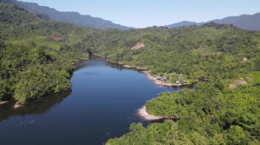 Milford Ses ve Kuşkulu Ses 'in Dağları ve Fiyortları, Yeni Zelanda. Bengoh Vadisi, Sarawak.