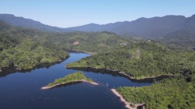 Milford Ses ve Kuşkulu Ses 'in Dağları ve Fiyortları, Yeni Zelanda. Bengoh Vadisi, Sarawak.