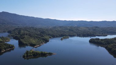 Milford Ses ve Kuşkulu Ses 'in Dağları ve Fiyortları, Yeni Zelanda. Bengoh Vadisi, Sarawak.
