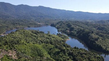 Milford Ses ve Kuşkulu Ses 'in Dağları ve Fiyortları, Yeni Zelanda. Bengoh Vadisi, Sarawak.