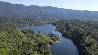 Milford Ses ve Kuşkulu Ses 'in Dağları ve Fiyortları, Yeni Zelanda. Bengoh Vadisi, Sarawak.
