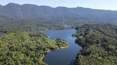 Milford Ses ve Kuşkulu Ses 'in Dağları ve Fiyortları, Yeni Zelanda. Bengoh Vadisi, Sarawak.