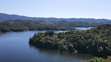 Milford Ses ve Kuşkulu Ses 'in Dağları ve Fiyortları, Yeni Zelanda. Bengoh Vadisi, Sarawak.