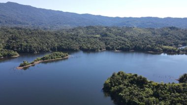 Milford Ses ve Kuşkulu Ses 'in Dağları ve Fiyortları, Yeni Zelanda. Bengoh Vadisi, Sarawak.