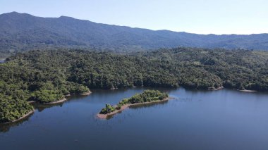 Milford Ses ve Kuşkulu Ses 'in Dağları ve Fiyortları, Yeni Zelanda. Bengoh Vadisi, Sarawak.