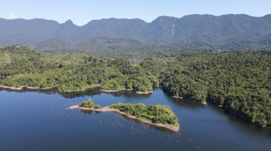Milford Ses ve Kuşkulu Ses 'in Dağları ve Fiyortları, Yeni Zelanda. Bengoh Vadisi, Sarawak.