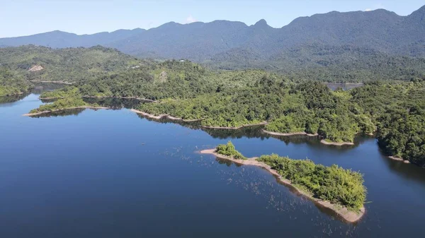 Milford Ses ve Kuşkulu Ses 'in Dağları ve Fiyortları, Yeni Zelanda. Bengoh Vadisi, Sarawak.