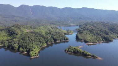 Milford Ses ve Kuşkulu Ses 'in Dağları ve Fiyortları, Yeni Zelanda. Bengoh Vadisi, Sarawak.